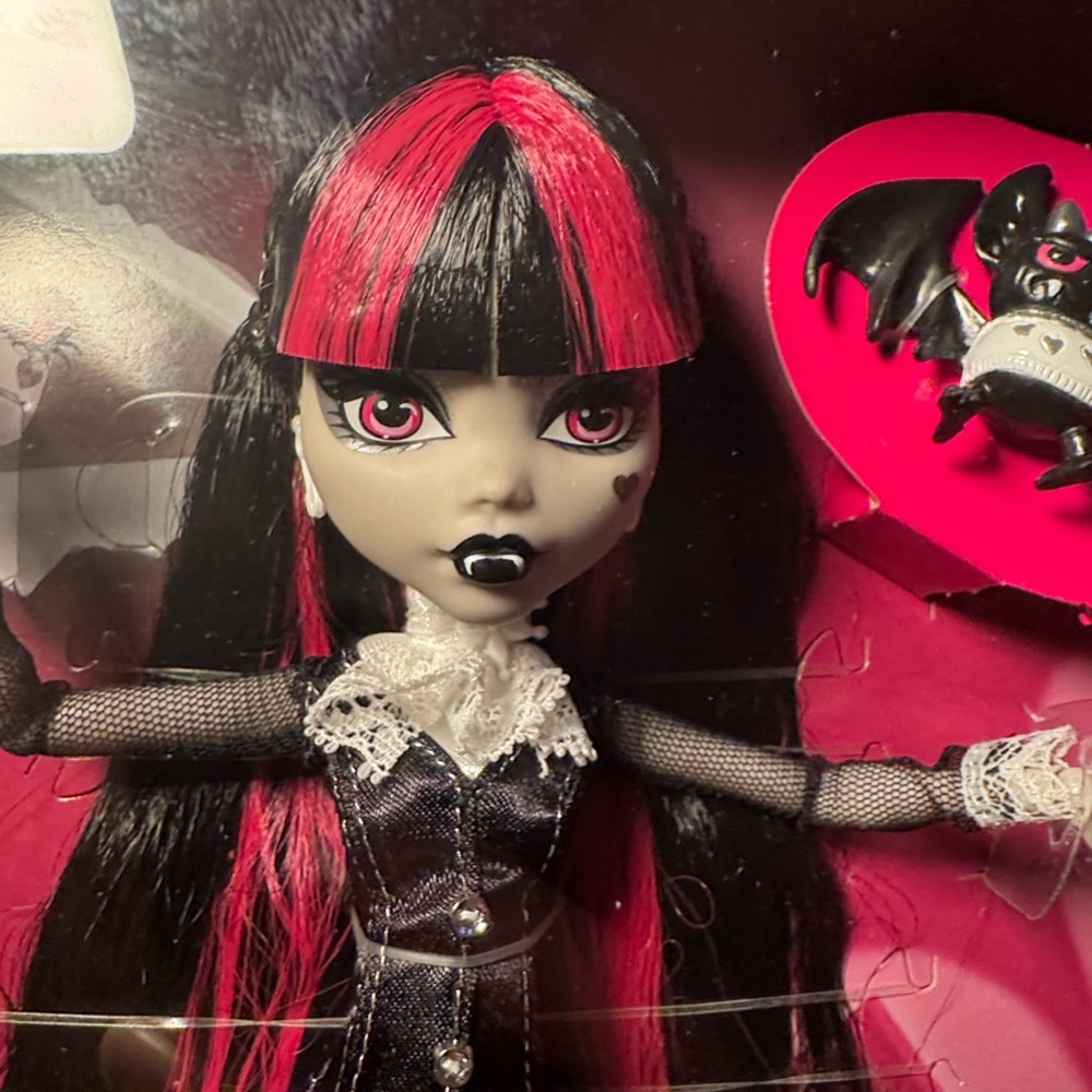 Monster High Draculaura Reel Drama Doll in Pink and Black Ensemble